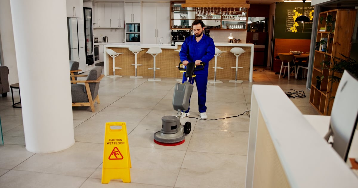 Profesional abrillantando el suelo de un espacio comercial