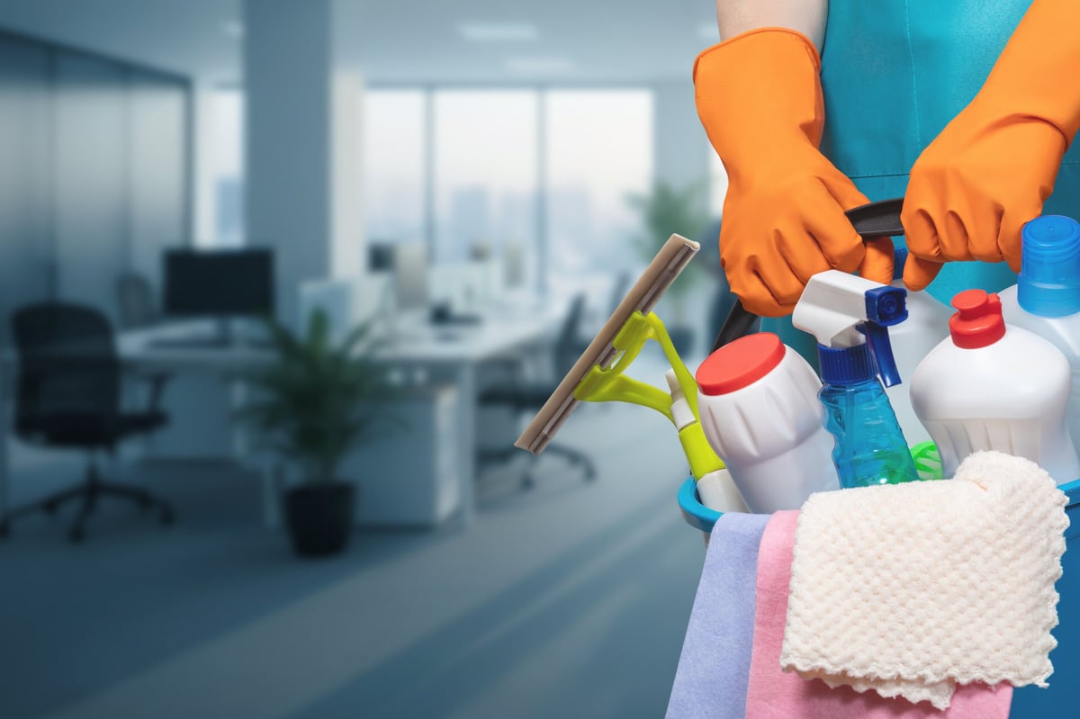 Profesional de limpieza preparando su material para atender un servicio